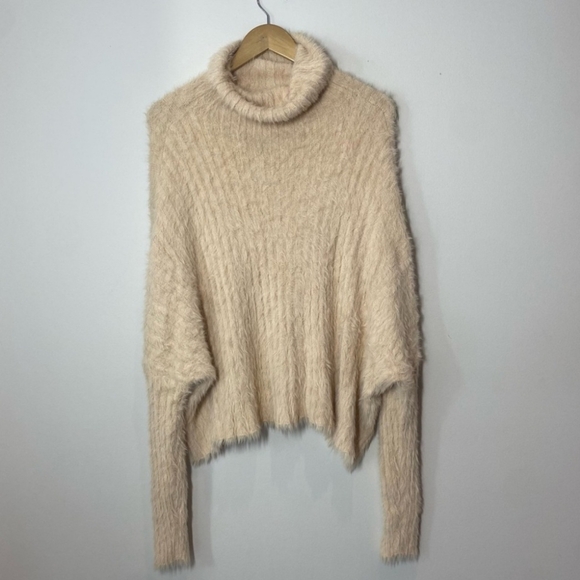 NWT  FP One Free People Women's The Dream Over Sized Fuzzy Sweater small - Picture 6 of 6